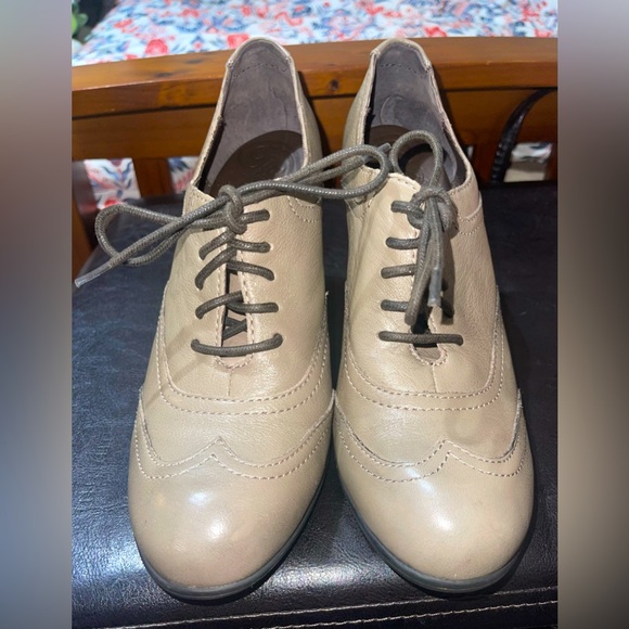 Born women’s 9.5 tan wingtip lace up  leather heeled shoes - Picture 3 of 9